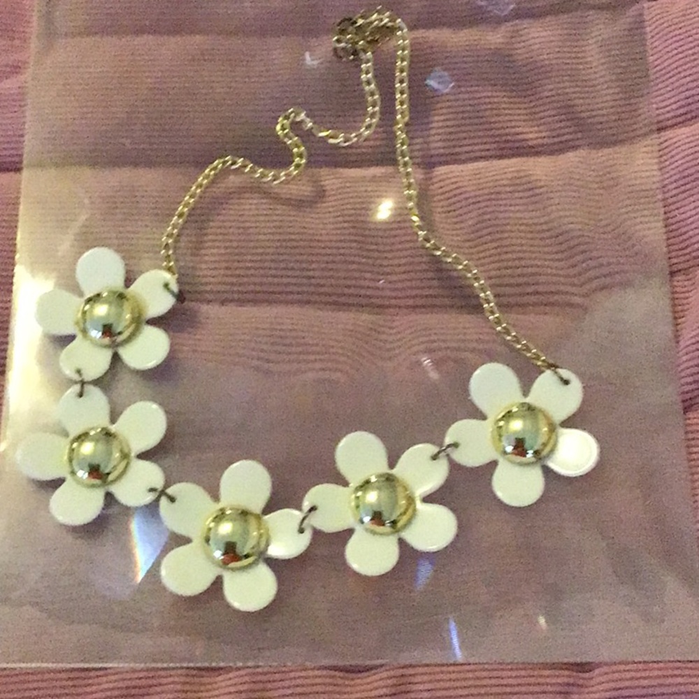 WHITE & GOLD DAISY FASHION NECKLACE